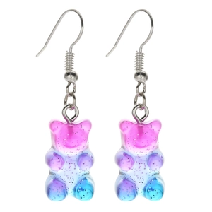 Detail van glitterhars beertjes oorbellen met blauw en paars verloop en vishaken