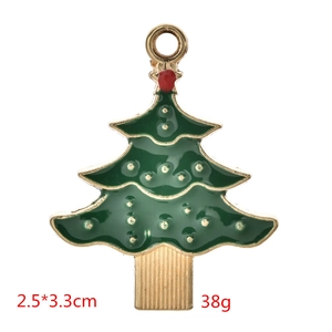 Detailansicht des grünen Emaille-Weihnachtsbaum-Anhängers mit goldenem Metallrahmen