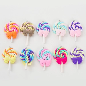 Vue macro de 10 pendentifs sucettes colorés en résine avec nœuds pour la création de bijoux