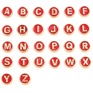 Vista piatta di perline con lettere A-Z rosse e oro per gioielli fai-da-te e bracciali