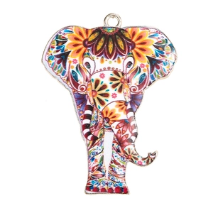 Detailaufnahme eines Elefantenanhängers mit bunten Mandala-Blumenmustern und Ring