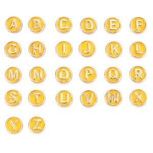 Set dettagliato di 26 perline con lettere dell'alfabeto gialle e oro per gioielli fai da te