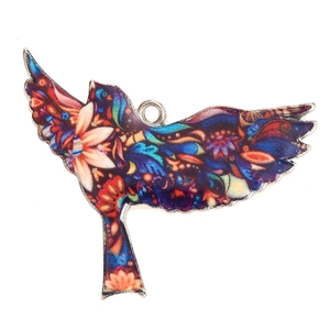 Detail eines vogelförmigen Legierungsanhängers mit bunten Blumenmustern und Emaille