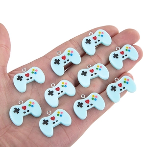 Zehn hellblaue Harz-Gamecontroller-Anhänger mit Herz auf einer Handinnenfläche