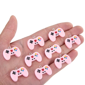 Rosa Gamecontroller-Anhänger aus Harz für DIY-Schmuck in der Hand zur Größenansicht