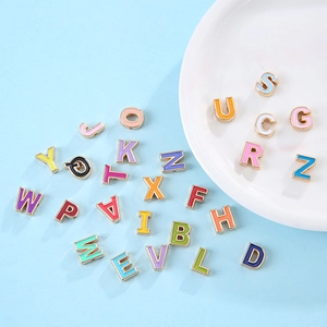Set di perline colorate con lettere in smalto e lega d'oro per gioielli fai da te