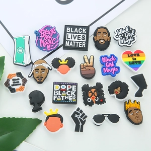 Set de 20 adornos de PVC BLM para zuecos con símbolos de la cultura negra y el poder