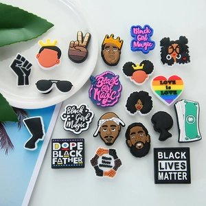 Set de adornos para zapatos PVC Black Girl Magic con símbolos culturales en un plato
