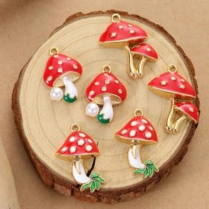 Colgantes creativos de setas en aleación con esmalte rojo y perlas para joyería artesanal