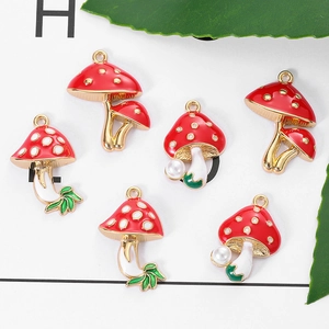 Colgantes de hongo en esmalte rojo con puntos blancos y chapado en oro para joyería DIY