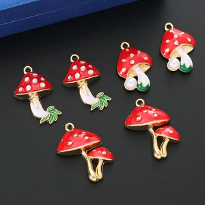 Set de colgantes de setas de colores con esmalte rojo y perlas para creación de joyas