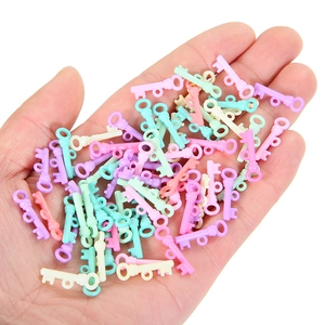 Pastelkleurige plastic vintage sleutelhangers voor DIY sieraden en sleutelbos accessoires