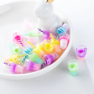 Miniatuur hars bubble tea bekers met kleurrijke lagen en rietjes voor DIY sieraden maken