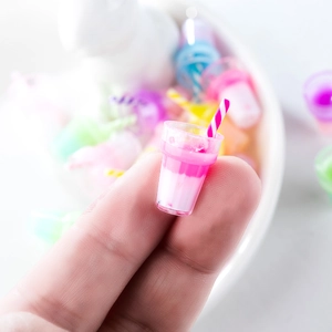 Macro-opname van een miniatuur DIY hars melkthee beker accessoire op een vingertop
