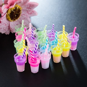 Kleurrijke miniatuur bubble tea bekers voor handgemaakte sieraden en DIY knutselen