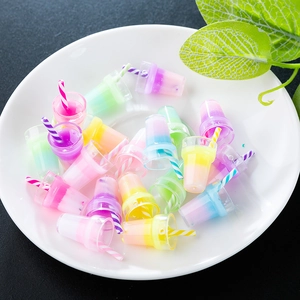 Miniatuur bubble tea bekers van hars in gradiëntkleuren voor DIY sieraden en handwerk