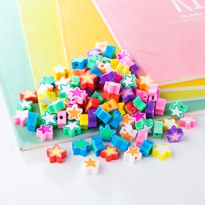 Vue macro de perles en pâte polymère colorées en forme d'étoile pour bijoux DIY et artisanat