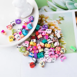 Gros plan de perles en pâte polymère colorées avec animaux pour bracelets DIY