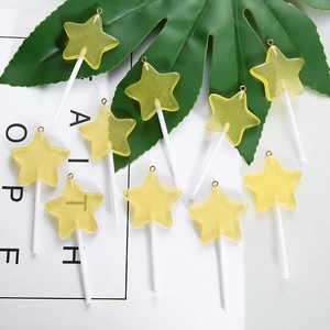 Macro-opname van stervormige lolly-bedeltjes van gele hars met glitter voor DIY-sieraden
