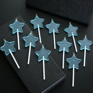 Detail van blauwe ster lolly hangers van hars met gouden ringen voor DIY sieraden maken
