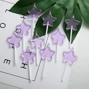 Macro-opname van paarse ster lolly bedeltjes van hars met glitters voor sieraden maken