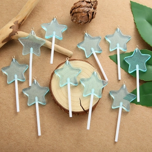 Macro-opname van 10 lichtblauwe ster lolly hangers voor DIY sieraden maken