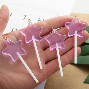 Detailopname van vier stervormige paarse hars lolly hangers voor DIY sieraden maken
