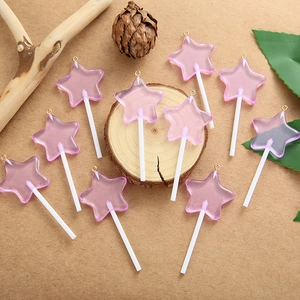 Detailweergave van tien paarse ster lolly bedeltjes op hout voor sieraden maken