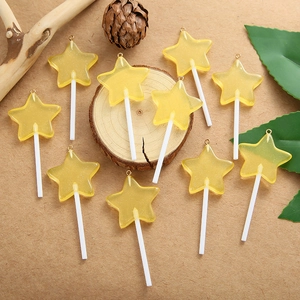 Detail van gele ster lolly hangers van hars met glitters voor het maken van DIY sieraden