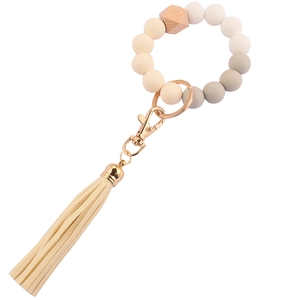 Detalle de cuentas de silicona Morandi, cuenta de madera y borla en pulsera de llavero