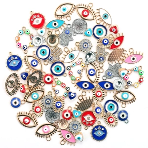 Macro di ciondoli colorati in smalto con malocchio, mano di Fatima e strass