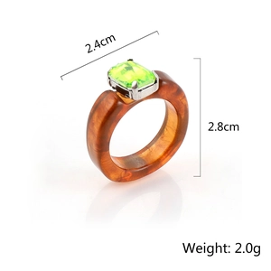 Amber resin ring with green rectangular gemstone, size 2.4cm by 2.8cm, weighing 2.0g