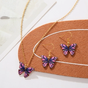 Set collana dorata e orecchini a farfalla con ali sfumate in viola e blu vivace