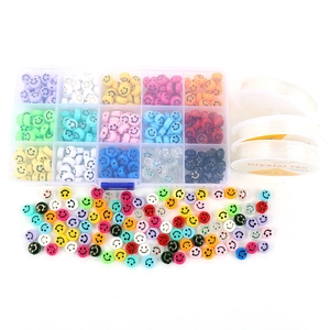 Kit DIY de 15 compartiments avec perles smileys en résine colorée et fils élastiques bijoux