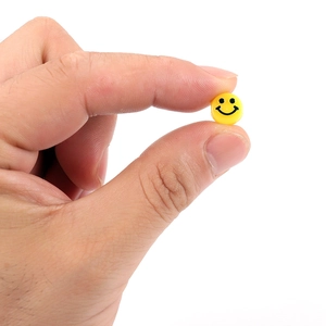Gros plan d'une perle sourire en résine jaune de 10mm pour kits bijoux DIY