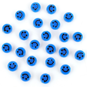 Gros plan de perles en résine smiley bleues pour bijoux DIY et artisanat coloré