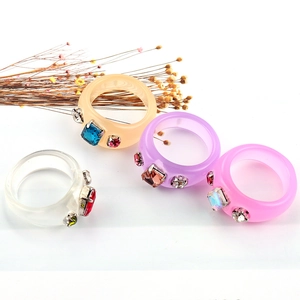 Set de anillos de resina de colores con cristales rectangulares y strass para mujer