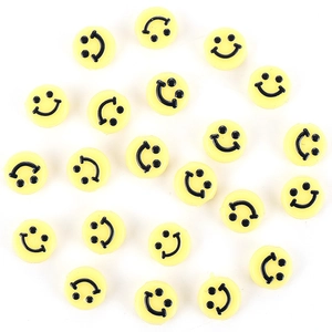 Détail de perles smiley colorées en résine pour la création de bijoux DIY et artisanat