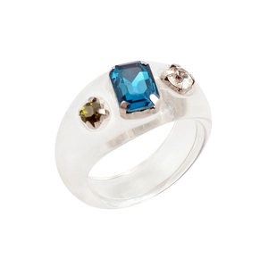 Detalle de anillo de resina transparente con una gran gema azul rectangular y verde