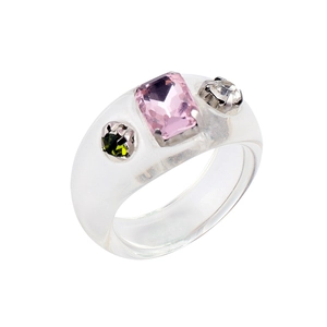Detalle de anillo de resina transparente con cristal rosa rectangular y piedras verdes