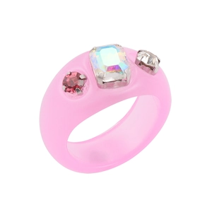 Anillo de resina rosa transparente con cristales de colores y diseño moderno