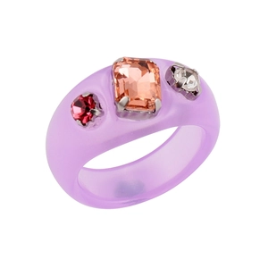 Detalle de anillo de resina lila con pedrería naranja rectangular y roja redonda