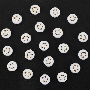 Vue détaillée de perles smiley blanches de 9mm avec gravures dorées pour bijoux DIY