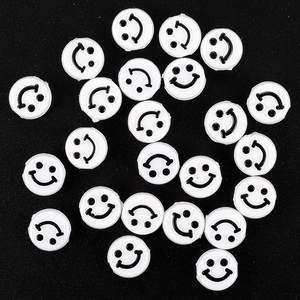 Gros plan de perles souriantes blanches de 9mm pour la création de bijoux DIY