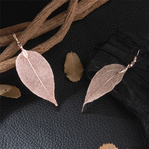 Elegante roségouden blad oorbellen met gedetailleerde metalen skelet nervuur textuur