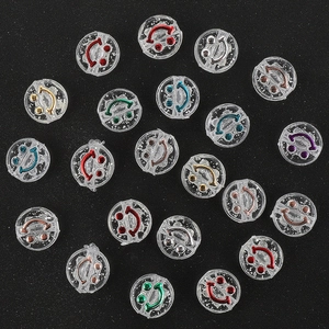 Gros plan de perles souriantes transparentes à paillettes pour kits de bijoux DIY