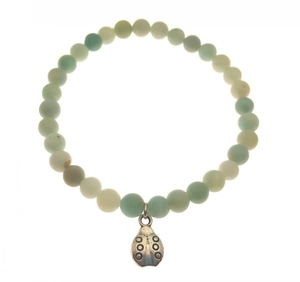 Detalle de pulsera de mariquita con cuentas de piedra natural mate de 8mm y colgante