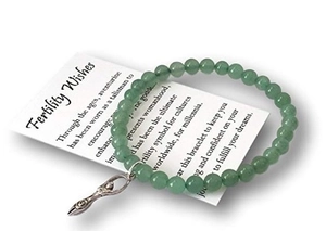 Detalle macro de pulsera de cuentas aventurina con dije de diosa y tarjeta de fertilidad