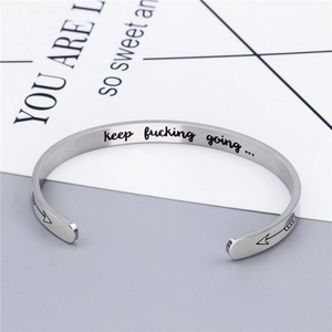 Bracelet jonc en acier argenté avec gravure inspirante et détails de flèches gravées