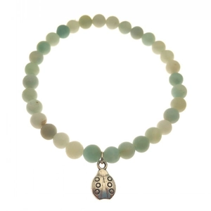 Pulsera de cuentas de amazonita con un dije de mariquita plateado en fondo blanco